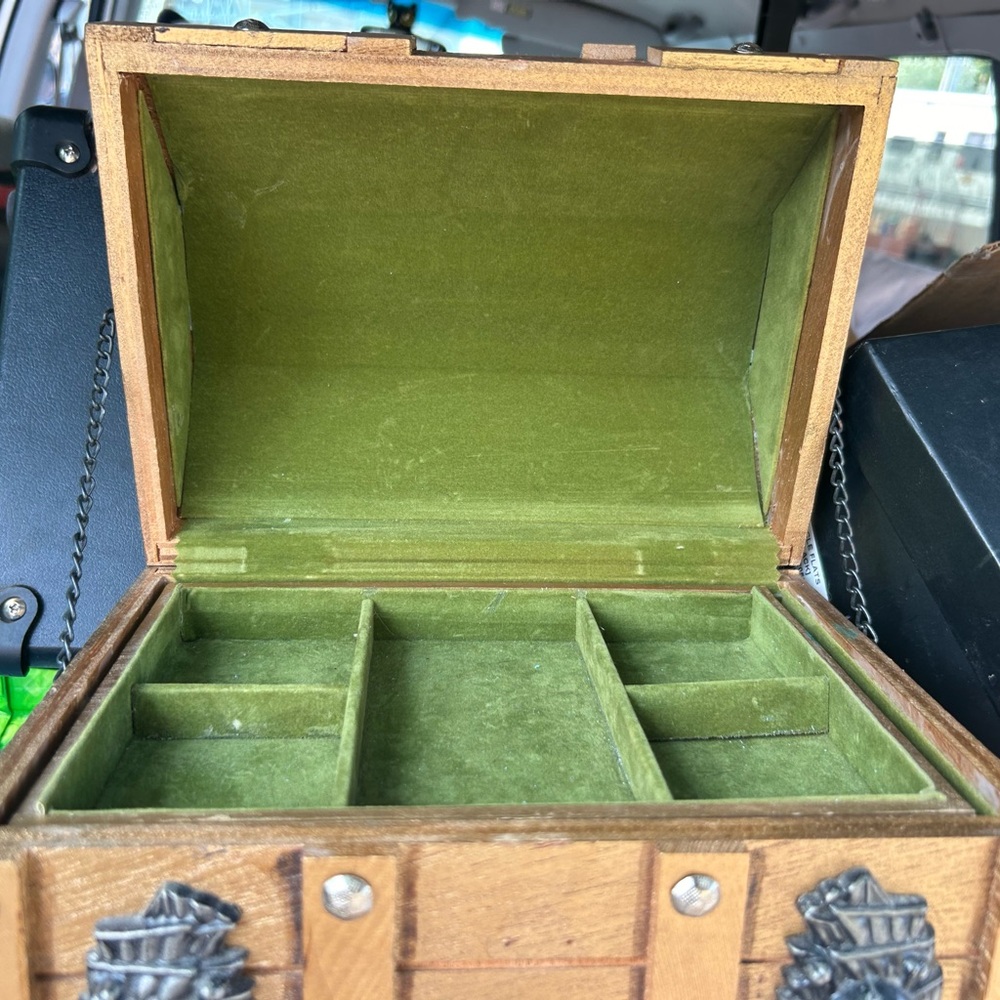 Vintage wooden treasure chest skull bones pirate jewelry box - Picture 6 of 6